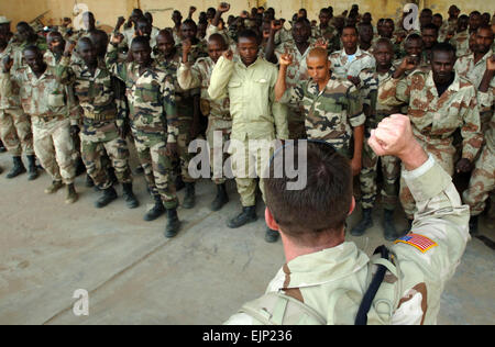 A U.S. Army Soldier from the 1st Battalion, 10th Special Forces Group Airborne teaches tactical hand signals to Nigerien soldiers from the 322nd Parachute Regiment during exercise Flintlock 2007 in Maradi, Niger, April 4, 2007. The exercise provides an interactive exchange of military, linguistic and intercultural skills for both countries and will also help Niger to respond to threats within and across their borders.  Mass Communication Specialist 1st Class Michael Larson, U.S. Navy. Stock Photo