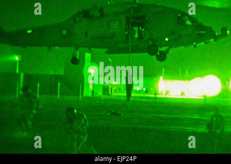 Iraqi Special Operations Forces soldiers hone their fast-roping skills ...
