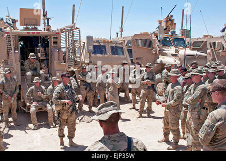 Paratroopers with B Company, 1st Battalion, 504th Parachute Infantry ...