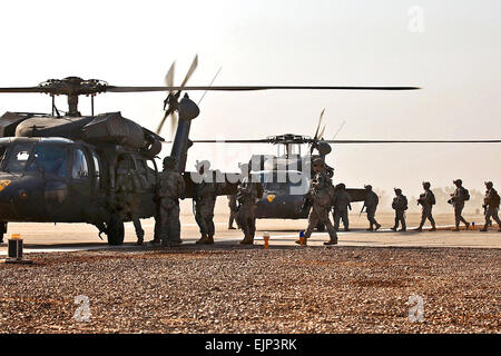 U.S. Army Soldiers load into two Black Hawk helicopters as they prepare to fly to a nearby town and conduct a presence patrol in Taji, Iraq, Sept. 18, 2009. The soldiers are assigned to the 1st Cavalry Division's Company F, 3rd Battalion, 227th Aviation Regiment, 1st Air Cavalry Brigade.  Sgt. Travis Zielinski Stock Photo