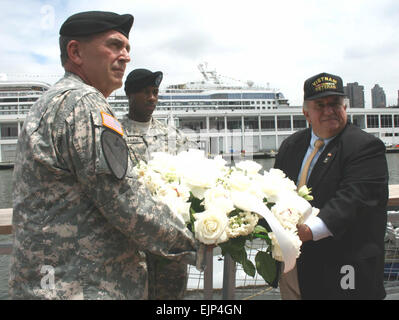 Army Vice Chief of Staff, Gen. Peter W. Chiarelli left and Patrick Gualtieri right, executive director, United War Veterans Council, prepare to lay out a wreath in honor of all fallen Soldiers during an Army Birthday celebration at the USS Intrepid in New York City, June 14. photo by Master Sgt. Jennifer K. Yancey, OCPA-Northeast        Official Army Birthday Site  /birthday Stock Photo