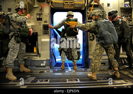 U.S. Army Soldiers prepare to conduct a static line airdrop during a forcible entry exercise on Pope Air Force Base, N.C., April 26, 2010.            Soldiers conduct forcible entry exercise Stock Photo