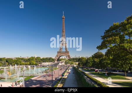 VARSOVIE FOUNTAINS TROCADERO PALAIS DE CHAILLOT EIFFEL TOWER PARIS FRANCE Stock Photo