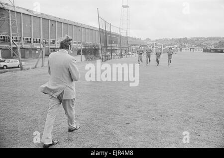 Don Revie Leeds United Manager seen here saying goodbye to some members of the team before leaving Elland Road for the final time before he takes up his appointment as England manager. 5th July 1974 *** Local Caption *** watscan - - 11/01/2010 Stock Photo