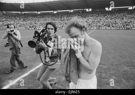 1974-world-cup-group-three-match-in-frankfurt-west-germany-scotland-ejr6e5.jpg