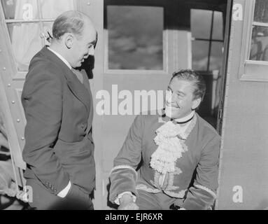 Errol Flynn as Jamie Durie seen here on the set of The Master of Ballantrae with Daily Mirror entertainment columnist Donald Zec. 6th October 1952 Stock Photo