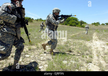 Spc. Alexis Harrison, 2nd Brigade Combat Team, 1st Cavalry Division Public Affairs May 16, 2008  Soldiers from Troop B, 4th Squadron, 9th Cavalry Regiment, 2nd Brigade Combat Team, 1st Cavalry Division, rush a simulated enemy hideout during a situational training exercise May 8. Stock Photo