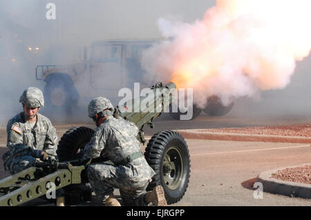 Soldiers from 6th Squadron, 1st Cavalry Regiment, 1st Brigade Combat Team, 1st Armored Division, fire a 75mm howitzer during the Fort Bliss transfer-of-authority ceremony from U.S. Army Training and Doctrine Command to U.S. Army Forces Command, June 25.           Fort Bliss switches from TRADOC to FORSCOM  /-news/2009/06/26/23560-fort-bliss-switches-from-tradoc-to-forscom/index.html Stock Photo