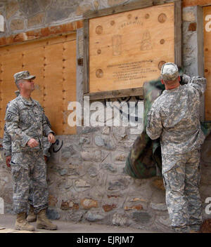 Capt. John Page right, Bravo Company commander, 1-503rd Infantry, and Lt. Col. Christopher Kolenda, 1st Squadron, 91st Cavalry Regiment commander, unveil a plaque, officially dedicating and changing the name of Combat Outpost Kamu to COP Lowell.  courtesy  afghanistan  see: /-news/2008/05/30/9518-combat-outpost-named-f...  /-news/2008/05/30/9518-combat-outpost-named-for-fallen-soldier/ Stock Photo