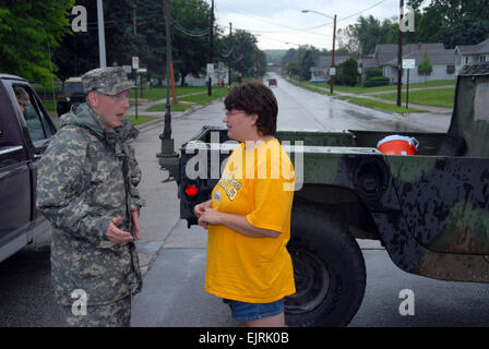 U.S. Army Spc. Adam Frahm answers questions and directs traffic as part of the Iowa National Guard's flood relief efforts in Cedar Falls, Iowa, June 12, 2008. Iowa National Guard Soldiers and Airmen are working with state and local agencies to provide security and help with flood relief operations. Frahm is assigned to Headquarters, Headquarters Company, 2nd Battalion, 34th Battalion Support Troop Brigade.  Staff Sgt. Oscar Sanchez Stock Photo