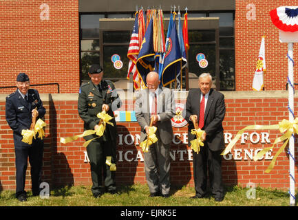 Left to right Air Force Col. Anthony Rizzo, National Center for Medical Intelligence director; Army Lt. Gen. Michael D. Maples, Defense Intelligence Agency director; James R. Clapper, undersecretary of defense for intelligence; and Charles E. Allen, undersecretary for intelligence and analysis, Department of Homeland Security, participate in a ceremony dedicating the National Center for Medical Intelligence at Fort Detrick, Md., July 2, 2008. The center formerly was known as the Armed Forces Medical Intelligence Center.  Gary Fike     see: www.defenselink.mil/news/newsarticle.aspx?id=50408  ww Stock Photo