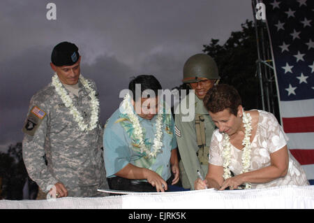 Maj. Gen Robert L. Caslen, Jr, Commanding General, 25th Infantry Division; Ryan I. Yamane, 37th district State House of Representatives; Spc. Mose Paupau, in World War II period Sergeant's uniform; and Debra D. Zedalis, Director, Installation Management Command, Pacific Region sign the Army Community Covenant during the Fourth of July celebration.  U.S. Army Garrison, Hawaii Public Affairs  see: /-news/2008/07/07/10669-army-signs-community-...  /-news/2008/07/07/10669-army-signs-community-covenant-in-hawaii/ Stock Photo