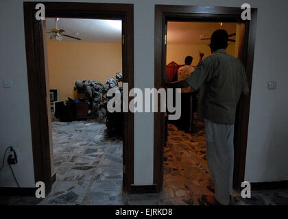 U.S. Army soldiers with 1st Platoon attached to Apache Company 4th Battalion 64th Armory search a home for illegal weapons in Saydiyeh, Baghdad, Iraq on July 21, 2008.  Petty Officer 2nd Class Joan E. Kretschmer Stock Photo