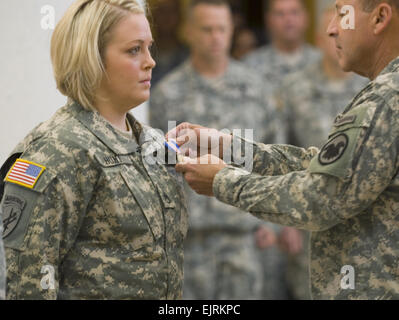 FORT BRAGG, N.C. - Staff Sgt. Jacqueline L. Hunt is awarded the Department of Defense Soldier's Medal by Maj. Gen. Alan D. Bell, Deputy Commander of the U.S. Army Reserve Command, on August 22, 2008. Hunt earned the honor for saving the life of a traffic accident victim who had serious, complex, and life-threatening injuries. She is an Army Reserve Civil Affairs Soldier with the U.S. Army Civil Affairs and Psychological Operations Command Airborne and assigned to the 490th Civil Affairs Battalion, located in Abilene, Texas.  Sgt. Sharilyn Wells Stock Photo