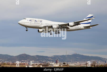 An EL AL Israel Airlines Boeing 747 approaching to the El Prat Airport on March 29, 2015 in Barcelo Stock Photo