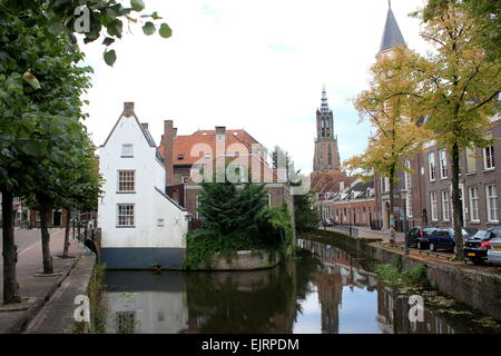 Langegracht canal in the medieval inner city of Amersfoort, The Netherlands with Onze lieve vrouwen toren  (Tower of Our Lady) Stock Photo