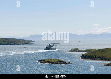 tarbert uig  ferry port mv hebrides sailing Stock Photo