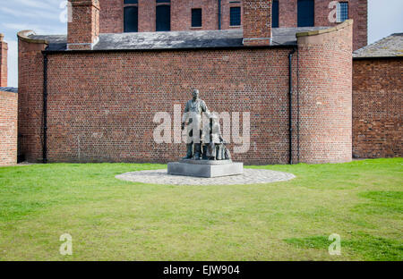 The Emigrants (statue) on the green at Albert Dock Stock Photo