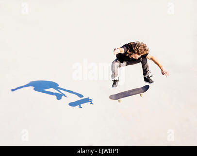 USA, Florida, West Palm Beach, Man jumping on skateboard in skatepark Stock Photo