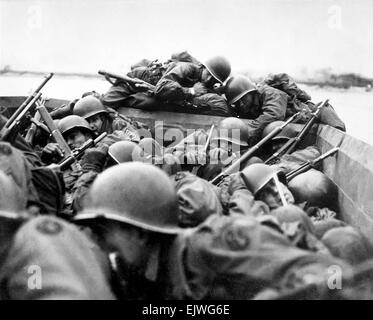 RHINE CROSSING - OPERATION PLUNDER March 1945. American soldiers of the 89th Infantry Division take cover crossing the Rhine under enemy fire from St. Goar. Photo US Army official  NARA FILE #:  208-YE-132 WAR & CONFLICT BOOK #:  1086 Stock Photo