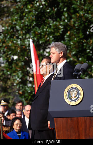 US President Bill Clinton and Chinese Premier Jiang Zemin stand for the national anthems during a State Arrival ceremony on the South Lawn of the White House October 29, 1997 in Washington, DC. Stock Photo