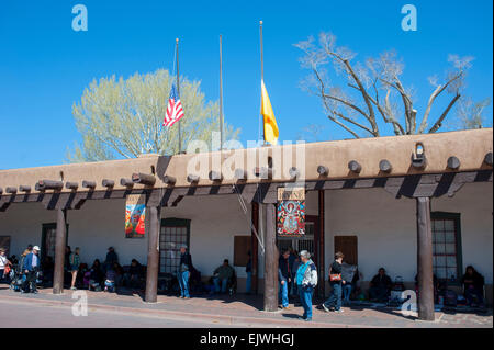 USA New Mexico NM Santa Fe Plaza - Palace of the Governors and The New Mexico History Museum - Native Americans selling goods Stock Photo