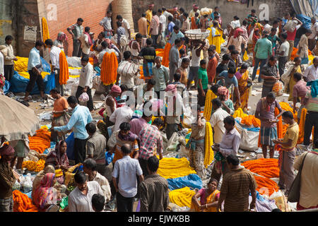 Malik Ghat flower market in Kolkata (Calcutta) Stock Photo