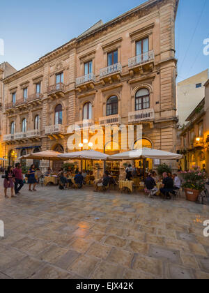 Cafes on Piazza Duomo, Piazza Duomo, La Vergine del Piliere, Syracuse, Province of Syracuse, UNESCO World Heritage Site Stock Photo