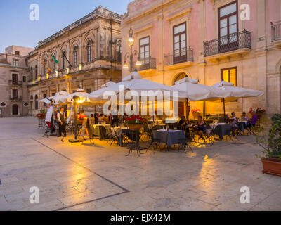 Cafes on Piazza Duomo, Piazza Duomo, La Vergine del Piliere, Syracuse, Province of Syracuse, UNESCO World Heritage Site Stock Photo