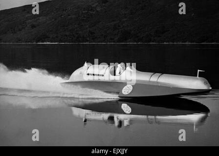 AJAXNETPHOTO. - 1939 (?). LAKE CONISTON, ENGLAND. - SPEED RECORD - SIR MALCOLM CAMPBELL'S THREE POINT HYDROPLANE BLUEBIRD K4 SET A WATER SPEED RECORD ON 19TH AUGUST, 1939 OF 141.74 MPH. THE BOAT WAS BUILT BY VOSPER LTD AND POWERED BY A ROLLS ROYCE R ENGINE. K4 WAS MODIFIED POST WAR AND FITTED WITH A DE HAVILAND GOBLIN II TURBO JET ENGINE AND NICKNAMED 'THE SLIPPER'. NO NEW RECORDS WERE MADE WITH THE BOAT DURING SPEED TRIALS IN 1947 AND 1948. PHOTO:VT COLLECTION/AJAX REF:VT368 Stock Photo