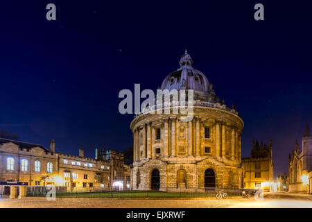 The Radcliffe Camera is a reading room of the Bodleian Library, part of Oxford University. Seen here at night. Stock Photo