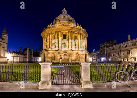 The Radcliffe Camera is a reading room of the Bodleian Library, part of Oxford University. Seen here at night. Stock Photo