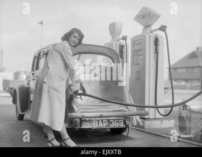 Ivy Dean petrol pump attendant. 28th June 1952 Stock Photo