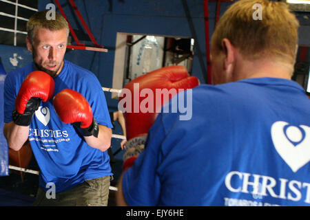 Robert Turner (right) spars with Bez at the Collyhurst boxing gym Stock Photo