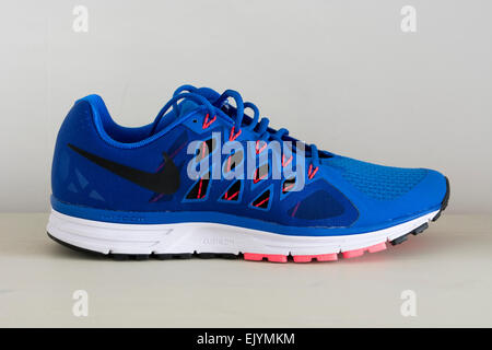 saldar Vulgaridad Menagerry Nike Vomero 9 running shoe, new, side view Stock Photo - Alamy