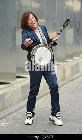 Berlin, Germany. 24th Mar, 2015. EXCLUSIVE - German singer Juergen Drews pose in Berlin, Germany, 24 March 2015. He holds a banjo which was given to him by actor and musician E. Wellenbrink. Drews' new album 'Es war alles am Besten' (lit. it was all the best) will be released on 27 March 2015. Photo: Jens Kalaene/dpa/Alamy Live News Stock Photo