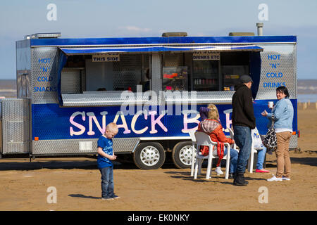 Roadside Diner in Southport, Merseyside, UK 4th April, 2015.  UK Weather.  Bright sunny Easter Saturday activities as a family purchase food and drink from a mobile food catering trailer. Stock Photo