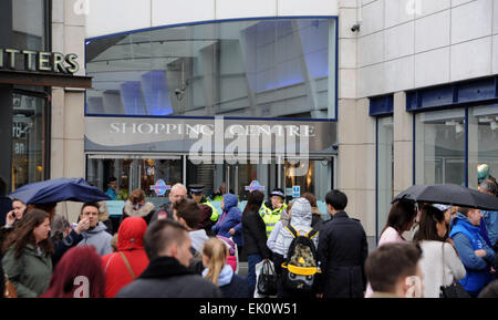 Brighton, UK. 4th April, 2015. Police at the front entrance to Churchill Square Shopping Centre in Brighton which had to be evacuated after a fire broke out in one of the car parks   Credit:  Simon Dack/Alamy Live News Stock Photo