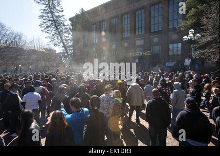 Ann Arbor, Michigan, USA. 3rd Apr, 2015. Marijuana smoke fills the air during the annual Hash Bash on the Diag on the University of Michigan campus. © Mark Bialek/ZUMA Wire/Alamy Live News Stock Photo