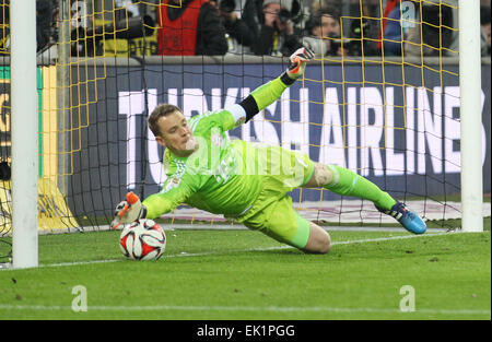 Dortmund, Germany. 4th Apr, 2015. Munich's goalkeeper Manuel Neuer saves a free kick during the German Bundesliga soccer match between Borussia Dortmund and Bayern Munich at the Signal-Iduna-Park in Dortmund, Germany, 4 April 2015. Munich defeats Dortmund 1:0. Credit:  dpa picture alliance/Alamy Live News Stock Photo