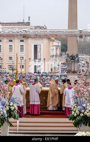 Vatican City. 05th Apr, 2015. Vatican City st Peter's square Pope Francis Easter Mass Credit:  Realy Easy Star/Alamy Live News Stock Photo