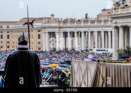 Vatican City. 05th Apr, 2015. Vatican City st Peter's square Pope Francis Easter Mass Credit:  Realy Easy Star/Alamy Live News Stock Photo