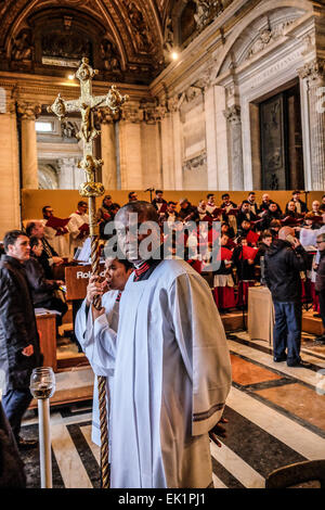 Vatican City. 05th Apr, 2015. Vatican City st Peter's square Pope Francis Easter Mass Credit:  Realy Easy Star/Alamy Live News Stock Photo