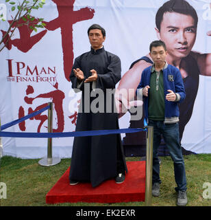 Handan, China's Hebei Province. 6th Apr, 2015. -- A man poses for pictures by a wax figure of actor Donnie Yen in Handan, north China's Hebei Province, April 6, 2015. A wax figure show is held here during the three-day Qingming Festival holiday. © Hao Qunying/Xinhua/Alamy Live News Stock Photo