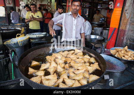 https://l450v.alamy.com/450v/ek3hxm/man-cooking-samosas-in-a-large-frying-pan-in-the-old-city-of-johpur-ek3hxm.jpg