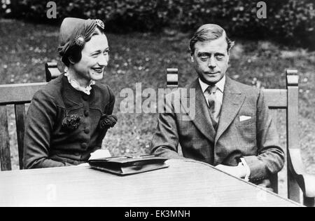 Duke of Windsor, formerly King Edward VIII, with Mrs. Wallis Simpson, Chateau de Cande, near Tours, France, 1937 Stock Photo