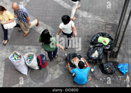 Manila, Philippines. 06th Apr, 2015. A scavengers collecting a plastic bottles from the trash bag that soon he will be sold to the nearest junk shop that can buy foods for his family in Manila. Base on the latest report of Social Weather Station (SWS) surveys results, the unemployment rate of Filipino increase about 300,000 individuals as of 2nd quarter of 2014. © Gregorio B. Dantes Jr./Pacific Press/Alamy Live News Stock Photo