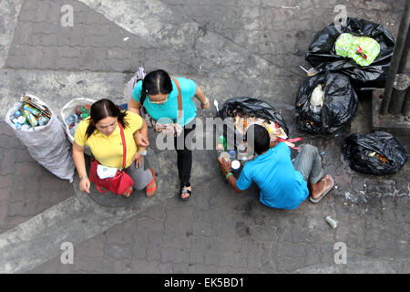 Manila, Philippines. 06th Apr, 2015. A scavengers collecting a plastic bottles from the trash bag that soon he will be sold to the nearest junk shop that can buy foods for his family in Manila. Base on the latest report of Social Weather Station (SWS) surveys results, the unemployment rate of Filipino increase about 300,000 individuals as of 2nd quarter of 2014. © Gregorio B. Dantes Jr./Pacific Press/Alamy Live News Stock Photo