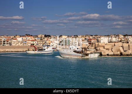 Italy, Mediterranean Sea, Sicily, Scoglitti (Ragusa Province), fishing