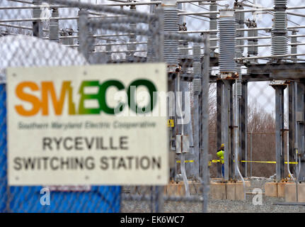Maryland, USA. 7th Apr, 2015. Workers try to repair the electrical fault at a switching station in Charles county of Maryland, the United States, April 7, 2015. Widespread power outage caused by an explosion at the switching station early Tuesday afternoon swept Washington, DC area, affecting White House, State Department, Capitol and other government buildings. Credit:  Yin Bogu/Xinhua/Alamy Live News Stock Photo